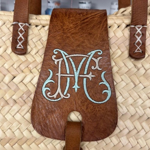 Panier rabat cuir avec initiales brodées